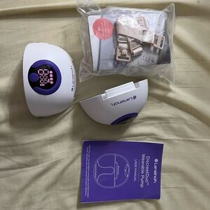 Lansinoh Discreet Pump in White and Purple